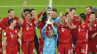 Bayern Munchen merayakan keberhasilan merayakan gelar Piala Super Jerman,setelah mengalahkan Borussia Dortmund, Kamis (1/10/2020) dini hari WIB. (Andreas Gobert/Pool via AP)
