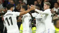 Pemain Real Madrid Lucas Vazquez, kedua dari kiri, melakukan selebrasi dengan rekan setimnya setelah mencetak gol kedua timnya pada pertandingan La Liga Spanyol antara Real Madrid dan Sevilla di stadion Santiago Bernabeu di Madrid, Sabtu, (22/10/2022) waktu setempat. (AP Photo/ Manu Fernandez)