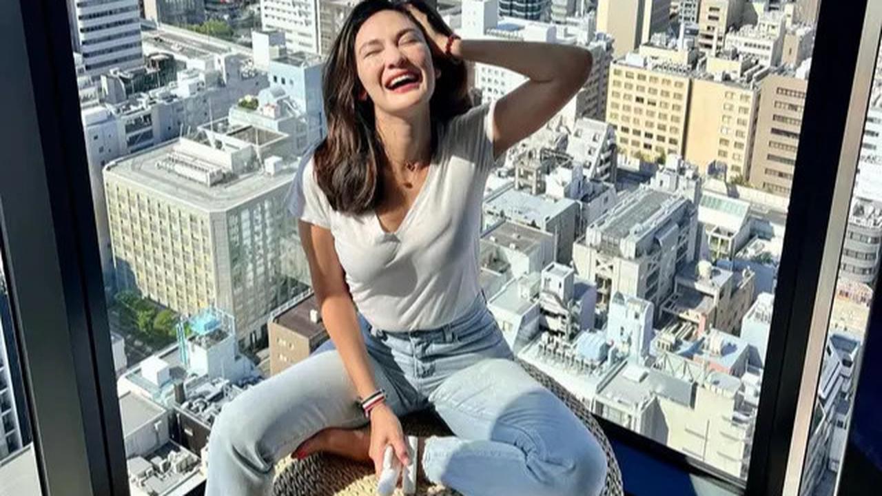 8 Outfit Padu Padan Jeans ala Luna Maya, Simpel tapi Elegan