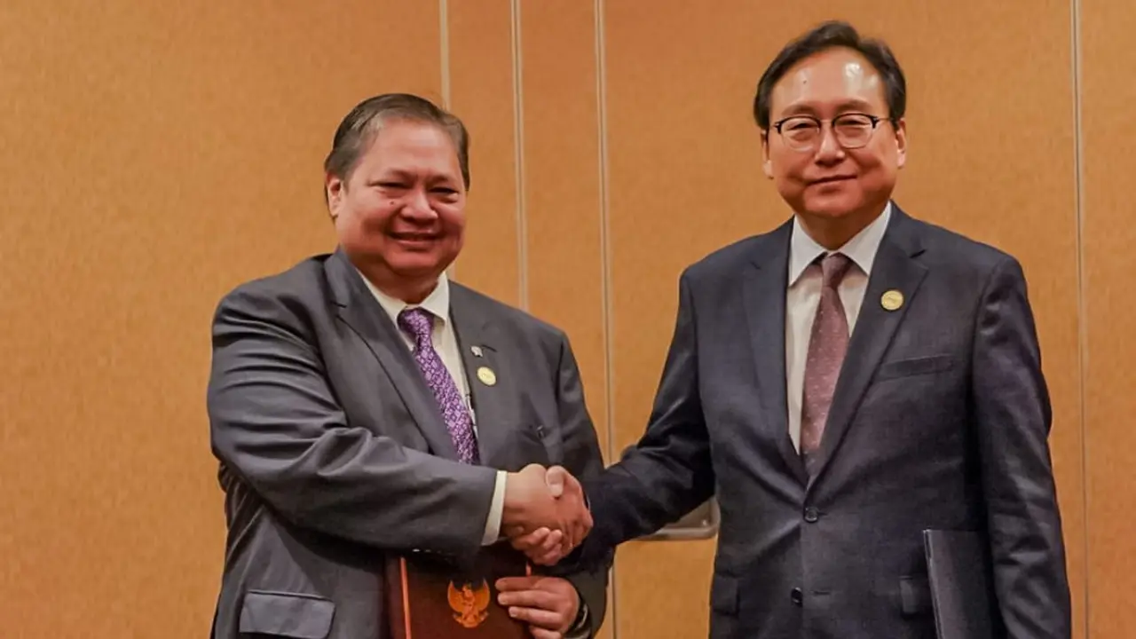 Menteri Koordinator (Menko) Bidang Perekonomian Airlangga Hartarto dan Menteri Perdagangan Korea Selatan Inkyo Cheong menandatangani Nota Kesepahaman Implementasi Artikel 6 Perjanjian Paris. (Foto: Kemenkoperekonomian)