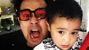 Sibuk dengan kariernya di dunia hiburan, Raffi pun tak meninggalkan perannya sebagai seorang ayah. Di foto ini terlihat ayah dan anak ini sedang main bersama. (Instagram/raffinagita1717)