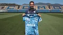 Cesc Fabregas saat diperkenalkan sebagai pemain anyar klub Serie B Liga Italia, Como 1907 di Giuseppe Sinigaglia Stadium, Como (1/8/2022). Cesc Fabregas pernah membela Arsenal selama 8 musim mulai 2003/2004 hingga 2010/2011 dan tampil dalam total 303 laga di semua ajang dengan torehan 57 gol dan 95 assist. Barcelona, Chelsea dan AS Monaco menjadi pelabuhan berikutnya hingga akhirnya pada musim 2022/2023 ia hijrah ke Serie B Liga Italia bersama Como. (comofootball.com)