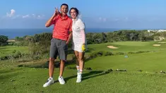 Andhika Pratama dan Ussy Sulistiawaty termasuk pasangan artis yang tak sungkan mengumbar kemesraan di setiap kesempatan. Main golf bareng, pasangan yang dikaruniai banyak anak ini tak lupa pamer potret romantis. (instagram/@ussypratama)