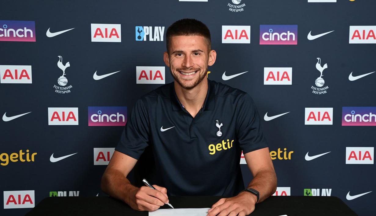 Guglielmo Vicario didatangkan Tottenham Hotspur dari Empoli dengan nilai transfer 20 juta euro dengan durasi kontrak selama 5 tahun hingga 30 Juni 2028. Ia diplot sebagai pengganti Hugo Lloris yang telah dimakan usia dan tinggal menyisakan kontrak satu tahun lagi. (tottenhamhotspur.com)