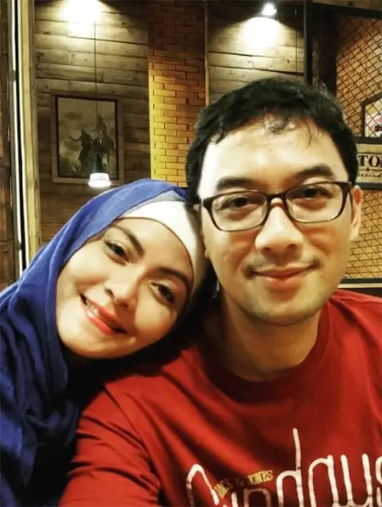 Pertemuan pertama Inez dengan Adi berawal dari wafatnya nenek Inez pada September 1991. Saat itu Adi datang melayat bersama ayah dan ibunya. Begitu juga saat acara tahlilan di rumah orang tua Inez, Adi kembali datang bersama ayah dan ibunya.(dok. Pribadi)