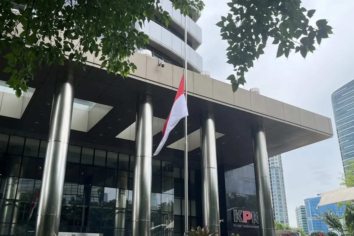 KPK mengibarkan bendera setengah tiang untuk masa berkabung atas meninggalnya Wakil Presiden (Wapres) keenam RI Try Sutrisno.