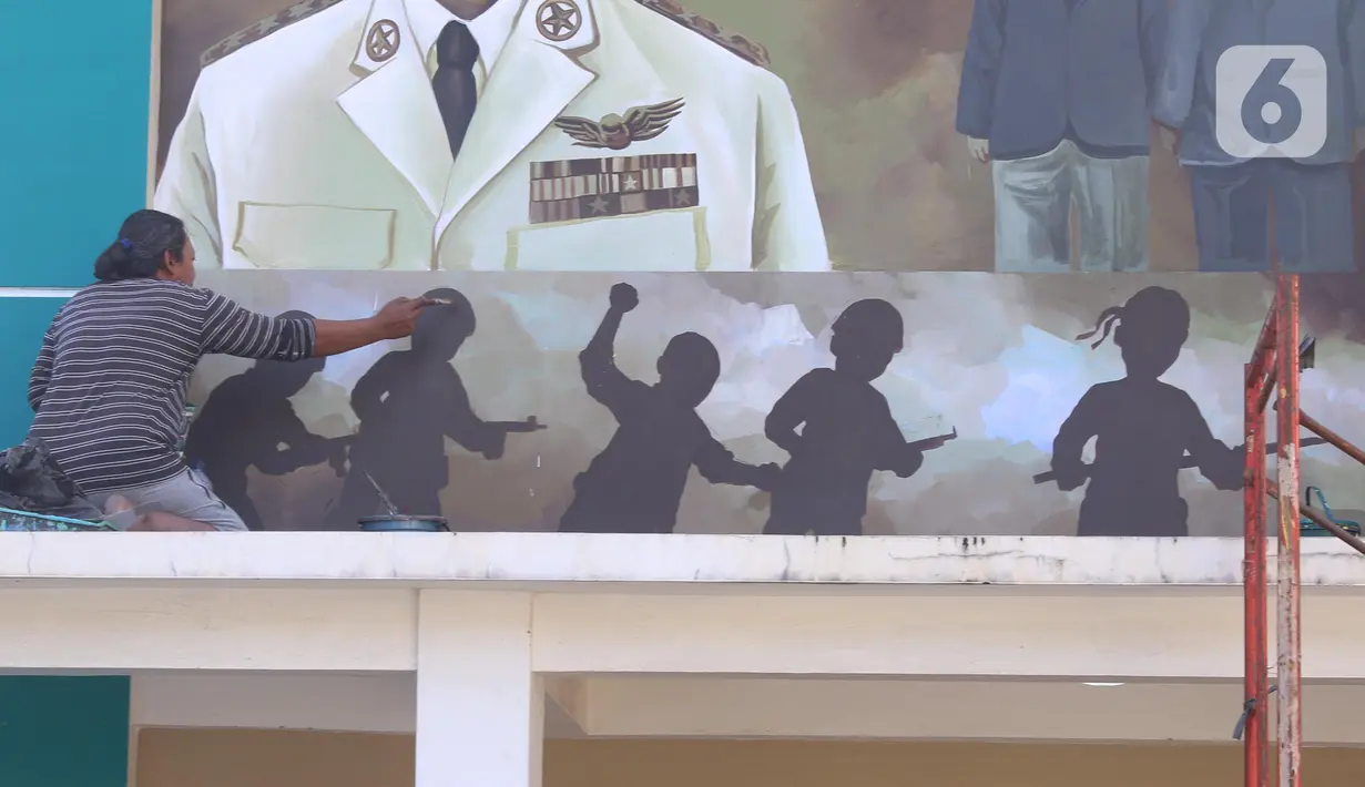 Pekerja tengah membuat mural detik detik proklamasi kemerdekaan Republik Indonesia di Pondok Aren, Tangerang Selatan, Rabu (22/7/2020). Pembuatan mural tersebut untuk menyambut HUT Kemerdekaan RI ke-75 pada bulan Agustus mendatang. (Liputan6.com/Angga Yuniar)