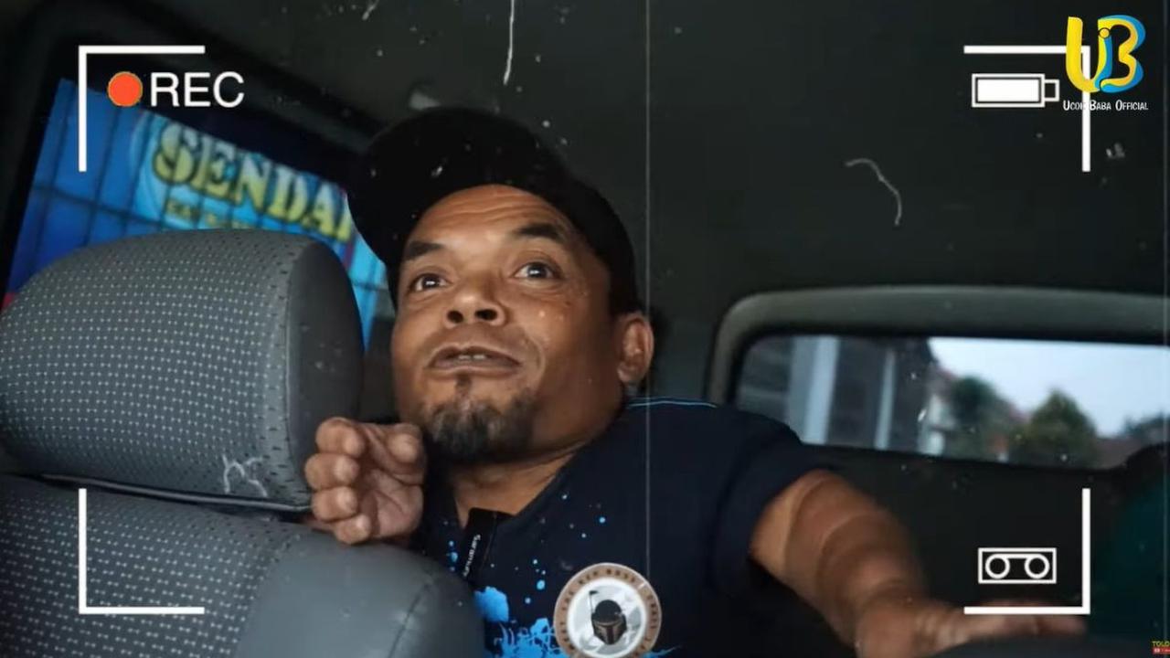 Dari mobil Ucok Baba ikut memantau. Ucok juga mulai khawatir Adam akan dimarahi oleh ibu pedagang takjil.<br>