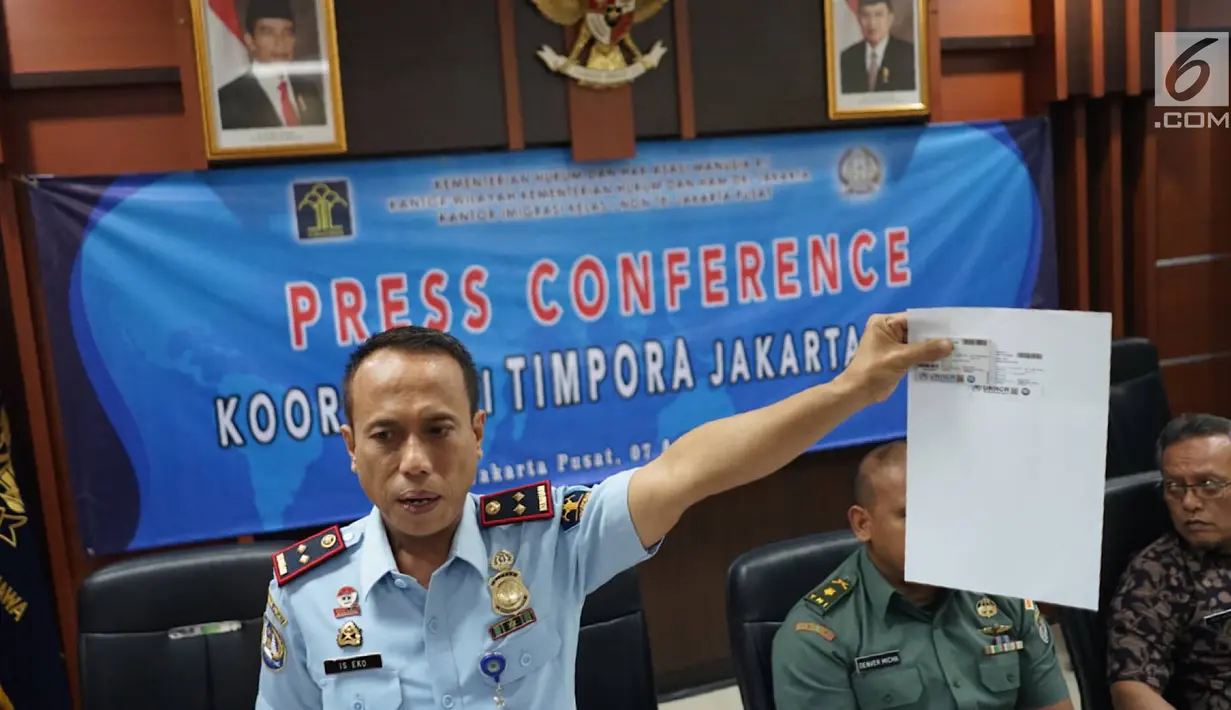 Kepala Kantor Imigrasi Jakpus, Is Edy Eko Putranto dalam konferensi pers terkait dugaan pesta seks para pengungsi di Kantor Imigrasi Kelas I Non TPI Jakarta Pusat, Kamis (8/8/2019). Dua WNA merupakan pencari suaka yang masih di bawah umur dan memiliki kartu UNHCR. (Liputan6.com/Immanuel Antonius)