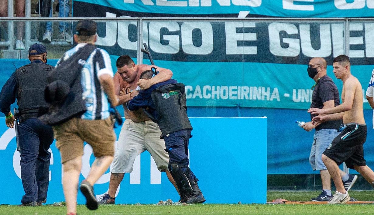Hasil buruk tersebut memang membuat fans Gremio murka. Pasalnya tim kesayangan mereka kini harus berada di peringkat dua terbawah dan masih minus tujuh poin untuk lolos dari jurang degradasi. (AFP/Raul Pereira)