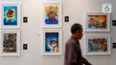Pengunjung melintas di depan karya lukis yang bertajuk 'Membangun Harmoni' di Museum Basoeki Abdullah, Jakarta, Sabtu (18/12/2021). Pameran tersebut dibisa disaksikan dari 19 Desember 2021 hingga Januari 2022. (Liputan6.com/Herman Zakharia)