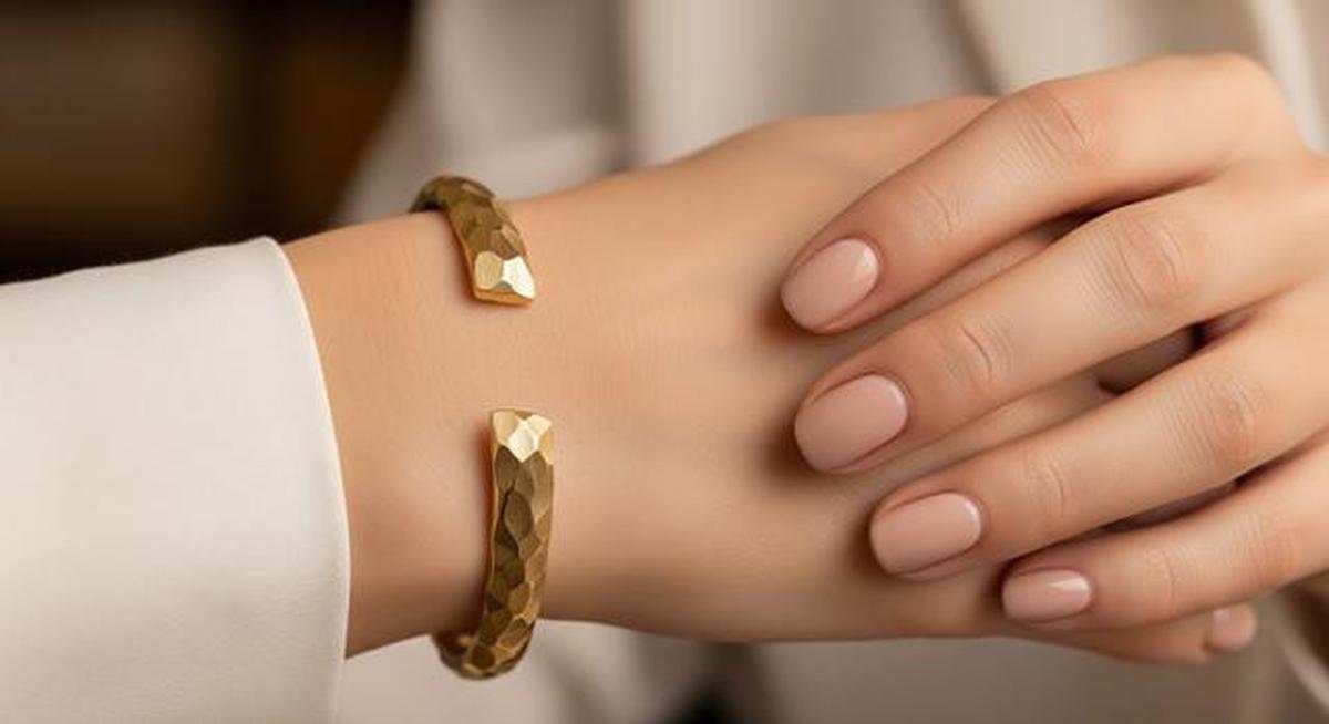 8 Model Gelang Emas Cuff Sculptural Desain Abstrak 2025, Elegan untuk Penampilan Wanita