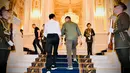 Presiden Joko Widodo atau Jokowi (kiri) disambut oleh Presiden Ukraina Volodymyr Zelenskyy (kanan) saat tiba di Istana Maryinsky, Kiev, Ukraina, Rabu (29/6/2022). Turut mendampingi Presiden Jokowi yaitu Menteri Luar Negeri Retno Marsudi dan Sekretaris Kabinet Pramono Anung. (Foto: Biro Pers Sekretariat Presiden)