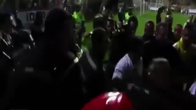 Bukan Maradona namanya jika tak membuat ulah. Baru-baru ini, sang legenda kedapatan memukuli wartawan.