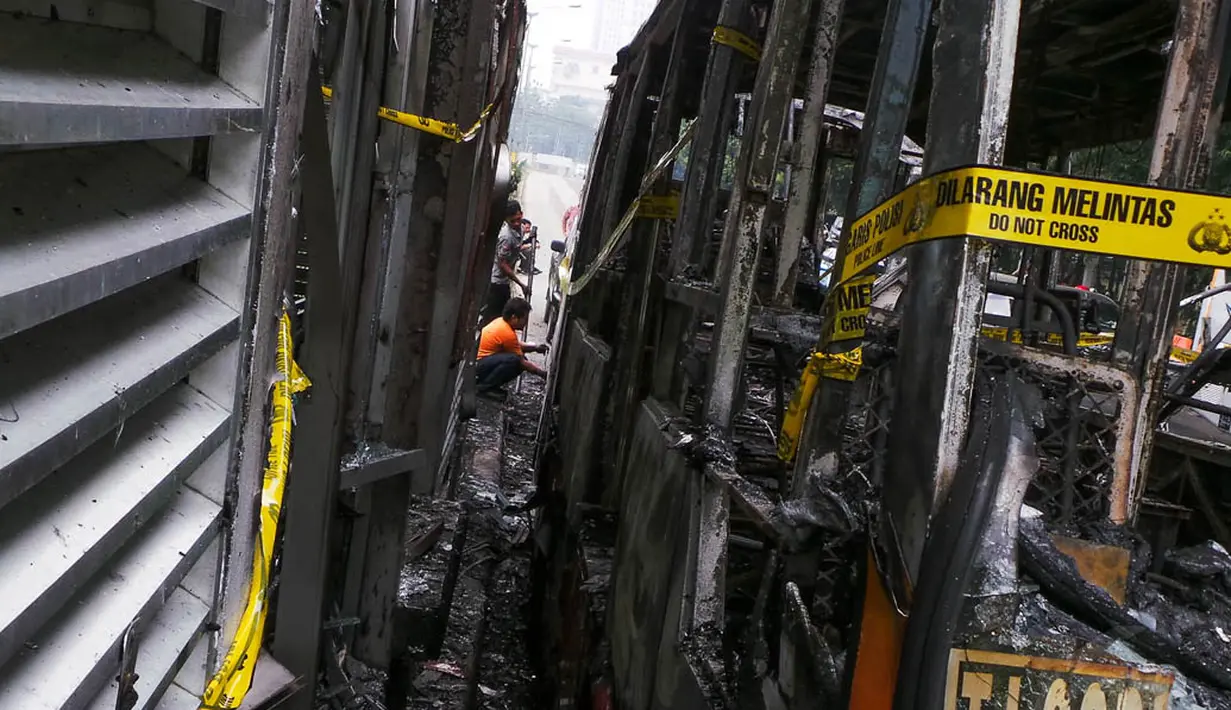 Api berhasil dipadamkan satu jam kemudian setelah dua unit mobil pemadam kebakaran dari Suku Dinas Pemadam Kebakaran Jakarta Selatan dikerahkan ke lokasi, (28/8/14). (Liputan6.com/Faizal Fanani)