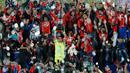Kiper Chili, Claudio Bravo mengangkat trofi usai mengalahkan Argentina saat Final Copa America 2015  di Stadion Nasional, Santiago, Chili, (4/7/2015). Chili menang lewat adu penalti atas Argentina dengan skor 4-1. (REUTERS/Ueslei Marcelino)