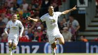 Zlatan Ibrahimovic melakukan selebrasi usai menyumbang gol untuk Manchester United, pada laga kontra Bournemouth, di Vitality Stadium, Minggu (14/8/2016). Ibra sudah mengoleksi gol-gol di 6 liga berbeda.  (Reuters/Andrew Couldridge)