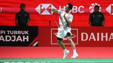 Tunggal putra Indonesia, Alwi Farhan, saat melawan wakil Taiwan, Chi Yu Jen pada laga semifinal Indonesia Masters 2026 di Istora Senayan, Jakarta, Sabtu (24/1/2026). (Bola.com/M Iqbal Ichsan)