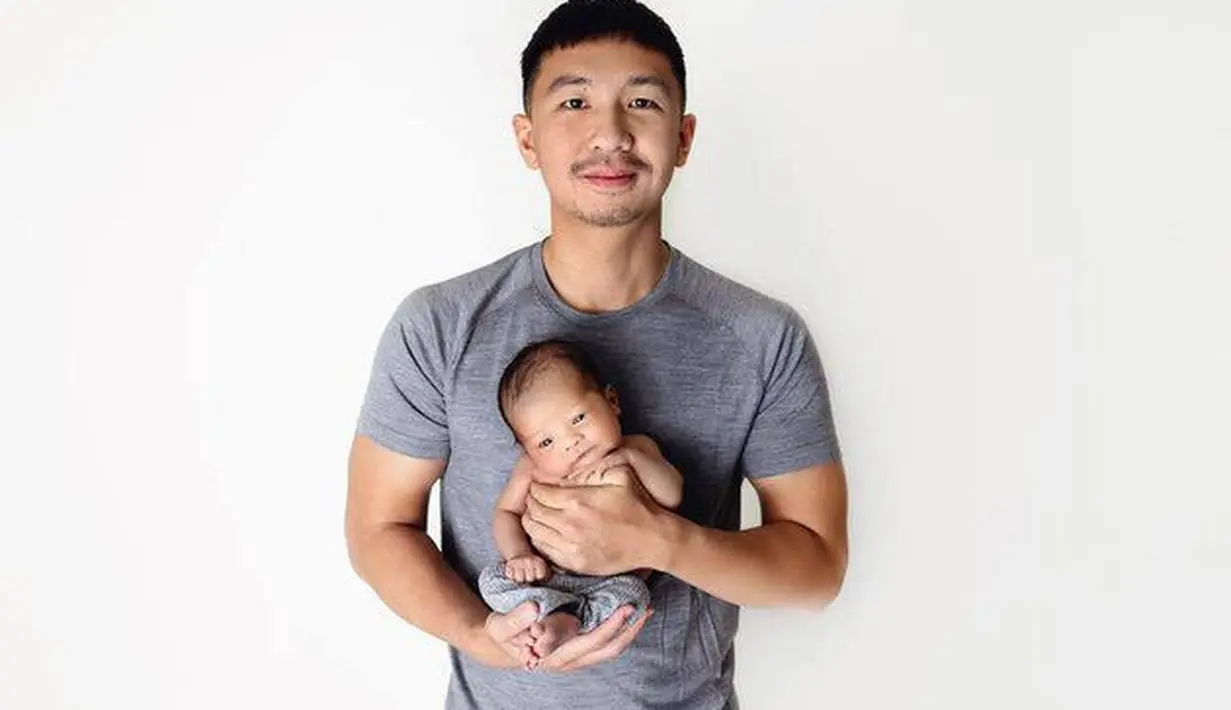 Di momen newborn photoshot beberapa waktu lalu. Indra tampak begitu lembut menggendong baby Izz. (instagram.com/nikitawillyofficial94)