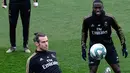 Penyerang Real Madrid, Gareth Bale (depan) mengontrol bola saat mengikuti sesi latihan tim di fasilitas olahraga Real Madrid City di Madrid (17/12/2019). Real Madrid akan bertanding melawan Barcelona dalam laga El Clasico di Nou Camp. (AFP/Javier Soriano)