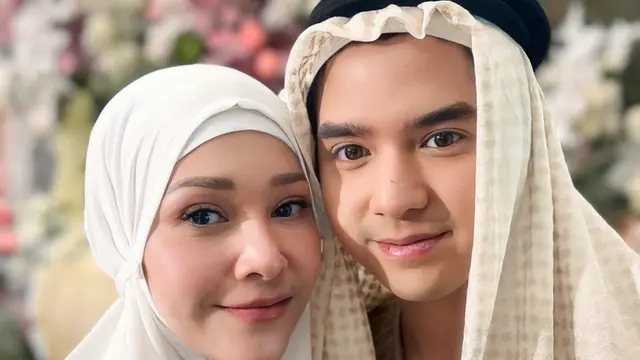 Maia Estianty di Pengajian 4 Bulanan Alyssa Daguise pakai kerudung putih. [@alghazali7]