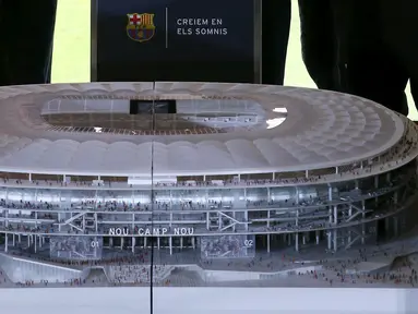 Maket proyek pemugaran Stadion Camp Nou di tampilkan saat presentasi di Barcelona, Spanyol (21/4). Barcelona mengumumkan Stadion Camp Nou akan direnovasi dan dijadwalkan proyek akan dimulai pada musim 2017-18 hingga musim 2021-22. (REUTERS/Albert Gea)
