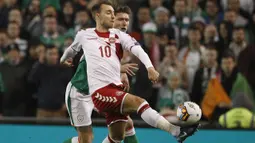 Pemain Denmark, Christian Eriksen mencoba melewati adangan pemain Irelandia, Robbie Brady pada laga leg kedua kualifikasi Piala Dunia 2018 di Aviva Stadium, Dublin, (14/11/2017). Denmark menang 5-1. (AP/Peter Morrison)