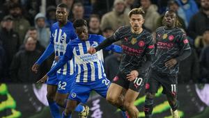 Jack Grealish dari Manchester City, kanan depan, berebut bola dengan pemain Brighton Carlos Baleba selama pertandingan sepak bola Liga Premier Inggris antara Brighton dan Manchester City di Stadion Falmer di Brighton, Inggris, Kamis, 25 April 2024. (AP Photo/Kin Cheung )