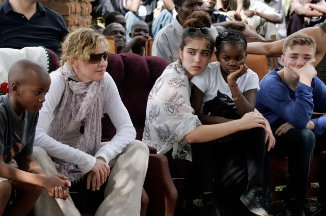 Madonna saat peresmian sekolah di Malawi.