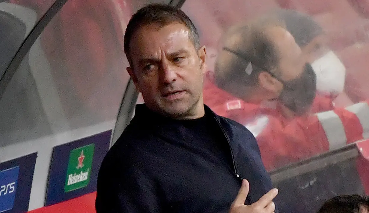 Pelatih Bayern Munchen, Hans-Dieter Flick, memperhatikan pemainnya saat menghadapi Salzburg pada laga lanjutan Liga Champions 2020/2021 di Stadioin Wals-Siezenheim, Rabu (4/11/2020) dini hari WIB. Bayern Munchen menang 6-2 atas Salzburg. (AFP/Barbara Gindl/APA)