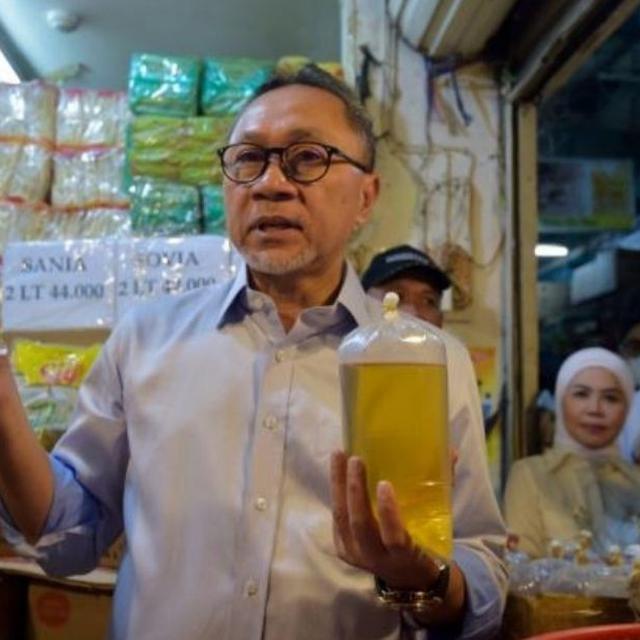 Menteri Perdagangan (Mendag) Zulkifli Hasan memantau harga pangan di Pasar Cibubur di Jakarta Timur, pada Kamis (16/6/2022). (Dok Kemendag)