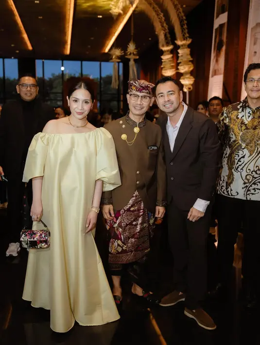 Lengkapi busananya, Nagita Slavina jinjing tas Fendi Baguette Mini Multicolour yang terbilang langka. Tas ini masuk dalam collectible item lantaran craftmanship-nya yang apik [@raffinagita1717]