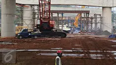 Aktivitas pembangunan jalan tol Depok-Antasari di kawasan Pondok Labu, Jaksel, Rabu (2/12/2015). Progress fisik Seksi I ruas Antasari-Sawangan sepanjang 12 km tersebut ditargetkan rampung pertengahan 2016. (Liputan6.com/Immanuel Antonius)