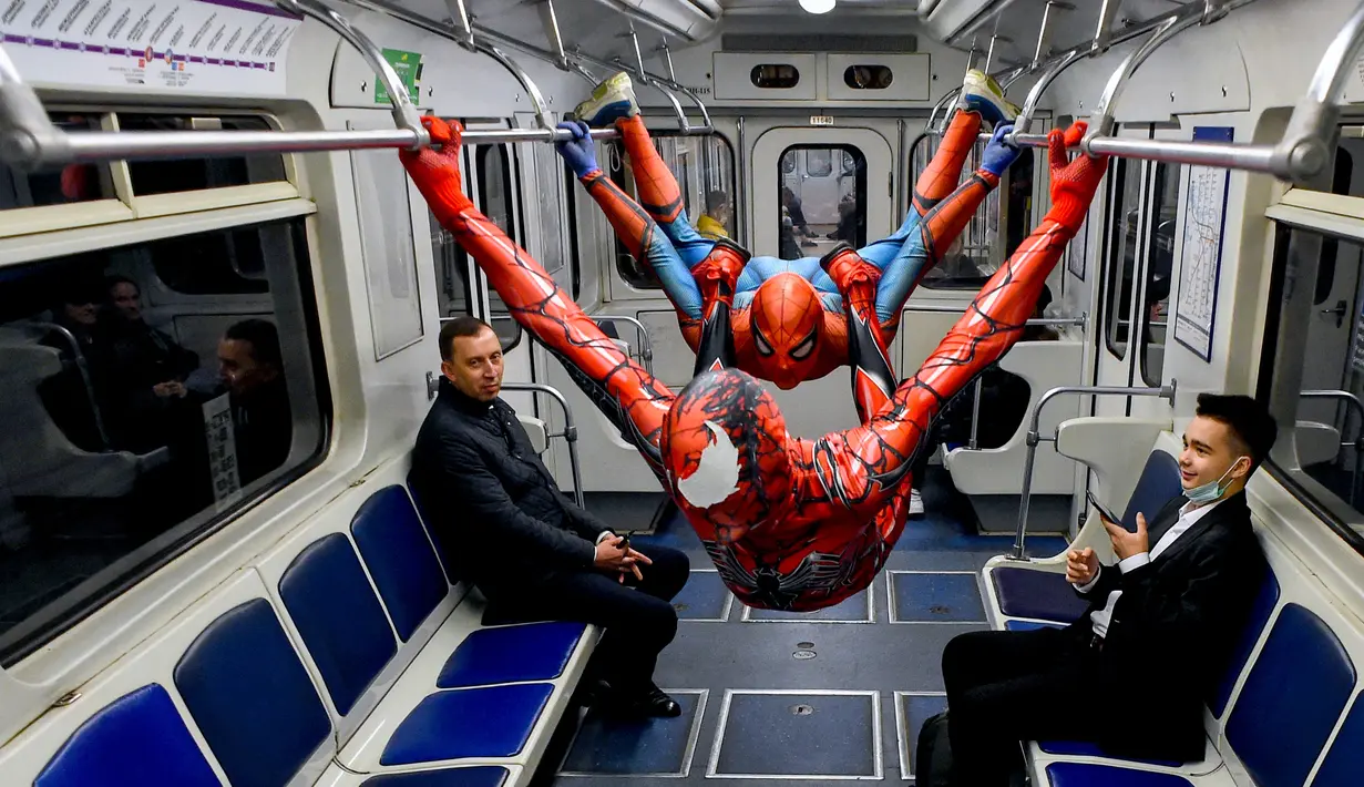 Penari underground yang mengenakan kostum Spiderman tampil di kereta bawah tanah Saint Petersburg, Rusia pada 21 Mei 2021. Penampilan khusus penari Rusia tersebut membuat sejumlah penumpang yang berada di dalam subway kaget dan terhibur. (Olga MALTSEVA / AFP)