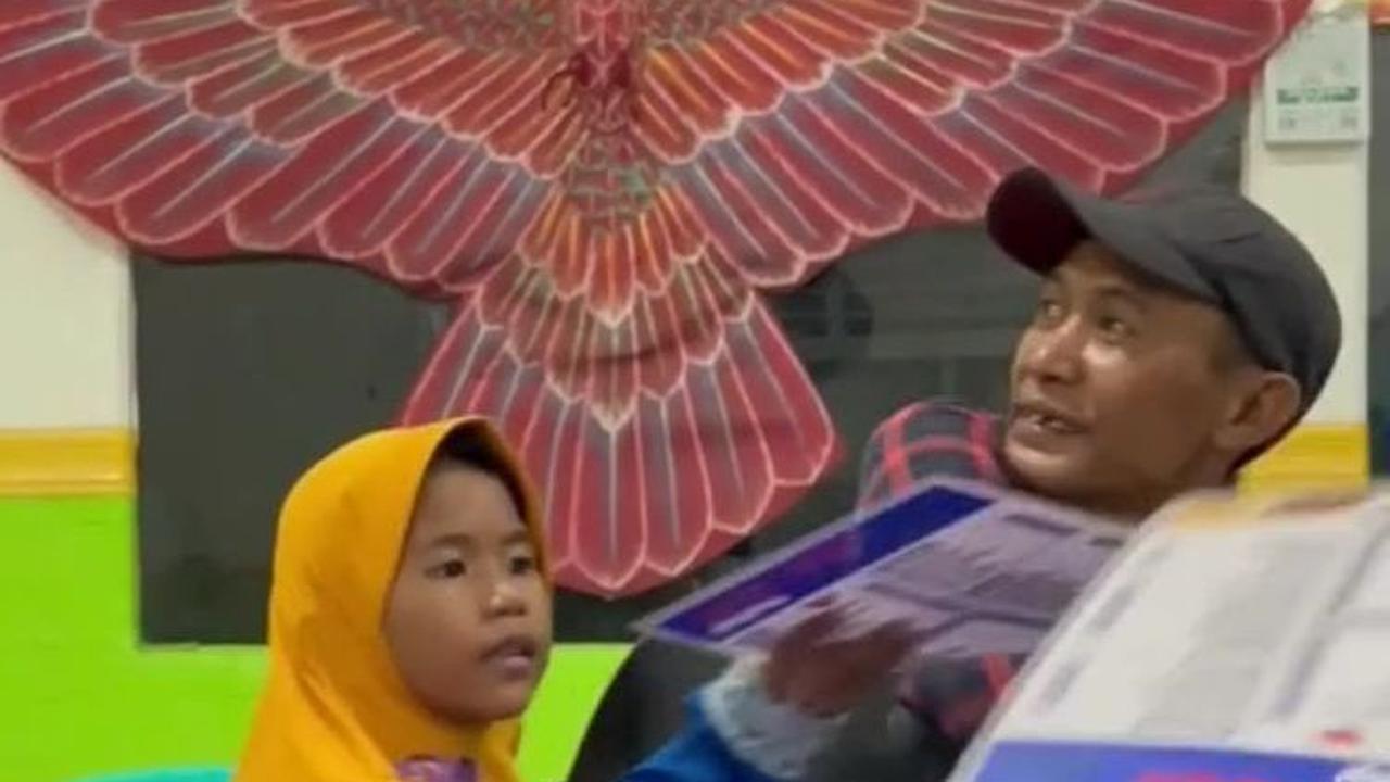 Sebelum mempersilakan bapak dan anak ini pergi. mereka pun diajak makan bersama terlebih dahulu.