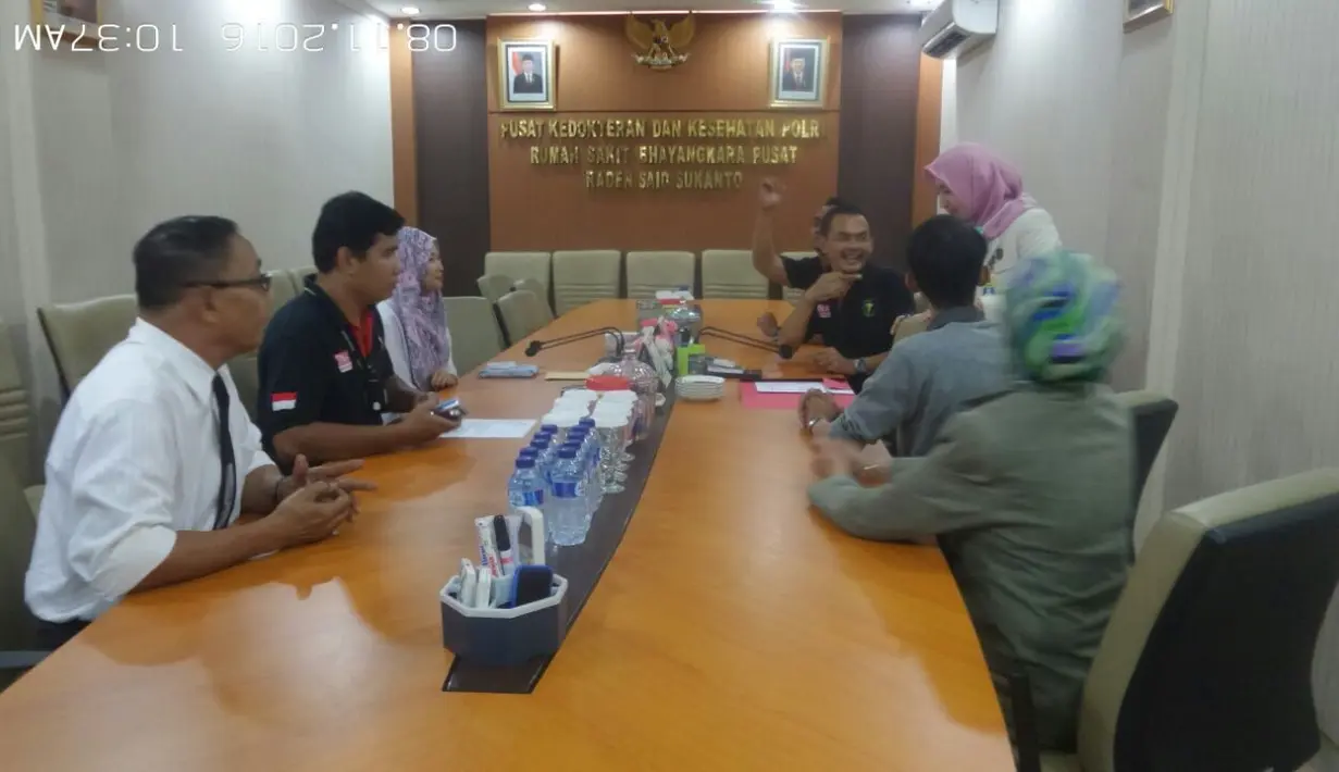 Pemeriksaan tes DNA, hasilnya akan diserahkan ke penyidik. Waktu pemeriksaan sekitar dua minggu. Nantinya hasilnya ini untuk mengetahui apakah Kiswinar anak Mario Teguh atau bukan. (Istimewa/dok. Bintang.com)