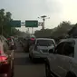 Kemacetan panjang terjadi di ruas Tol Cikampek-Purwakarta-Padalarang (Cipularang) yang mengarah ke Ibukota. (Edward Panggabean/Liputan6.com)