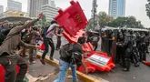 Sejumlah mahasiswa terlibat aksi ricuh saat demonstrasi memperingati Hari Sumpah Pemuda di kawasan Dukuh Atas, Jalan Jenderal Sudirman, Jakarta Pusat, Rabu (28/10/2026). Kericuhan terjadi ketika massa berusaha menerobos barikade kepolisian hingga memicu aksi saling dorong dengan aparat. (KLY/Budy Santoso)