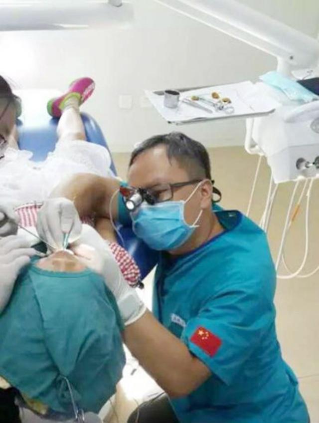 Dokter Qu saat mengobati dan melakukan operasi pada pasiennya | Photo: Copyright shanghaiist.com