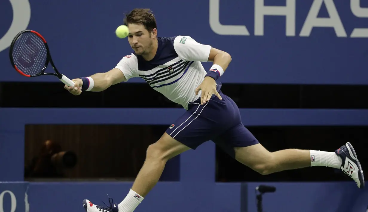 Dusan Lajovic berusaha mengembalikan bola ke arah Rafael Nadal pada babak pertama Tenis AS Terbuka 2017 di Arthur Ashe Stadium, New York,  (29/8/2017). Nadal menang 8-6, 6-2, 6-2. (AP/Frank Franklin II)