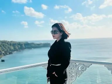 Dalam beberapa unggahan di media sosial, Felicya tidak hanya menikmati momen liburan di pantai waktu berada di Bali. Baru-baru ini ia membagikan potretnya yang tampil stylish dengan mode kerja. Punya aura positif dan profesionalisme yang ditampilkan di setiap momen, sosoknya ini pun sempat dipuji bak Song Hye Kyo. Tak heran, unggahan-unggahannya ini langsung banjir pujian dari netizen. (Liputan6.com/IG/@felicyangelista_)