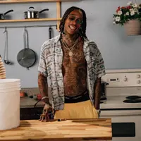 Wiz Khalifa merasa terganggu dengan komentar netizen mengenai anaknya yang naik bus ke sekolah. (instagram/wizkhalifa)