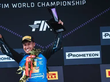 Aldi Satya Mahendra merayakan keberhasilan dirinya merengkuh titel juara dunia WorldSSP300 2024 di podium Sirkuit Jerez, Minggu (20/10/2024) sore WIB. (Instagram Aldi Satya Mahendra)