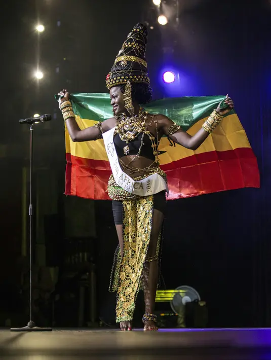 Miss Ghana, Rebecca Asamoah berpose dengan kostum tradisional saat Miss Africa Continent di Johannesburg, Afsel, 30 April 2016. Kontes kecantikan pertama di Afrika ini merupakan gagasan produser film Neo Mashishi asal Afrika Selatan. (JOHN Wessels/AFP)