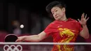 Atlet China Sun Yingsha mengembalikan bola pukulan Chen Szu-yu dari Taiwan dalam pertandingan babak 16 besar tenis meja tunggal putri di Olimpiade Musim Panas 2020 di Tokyo, Selasa (27/7/2021). (AP Photo/Kin Cheung)