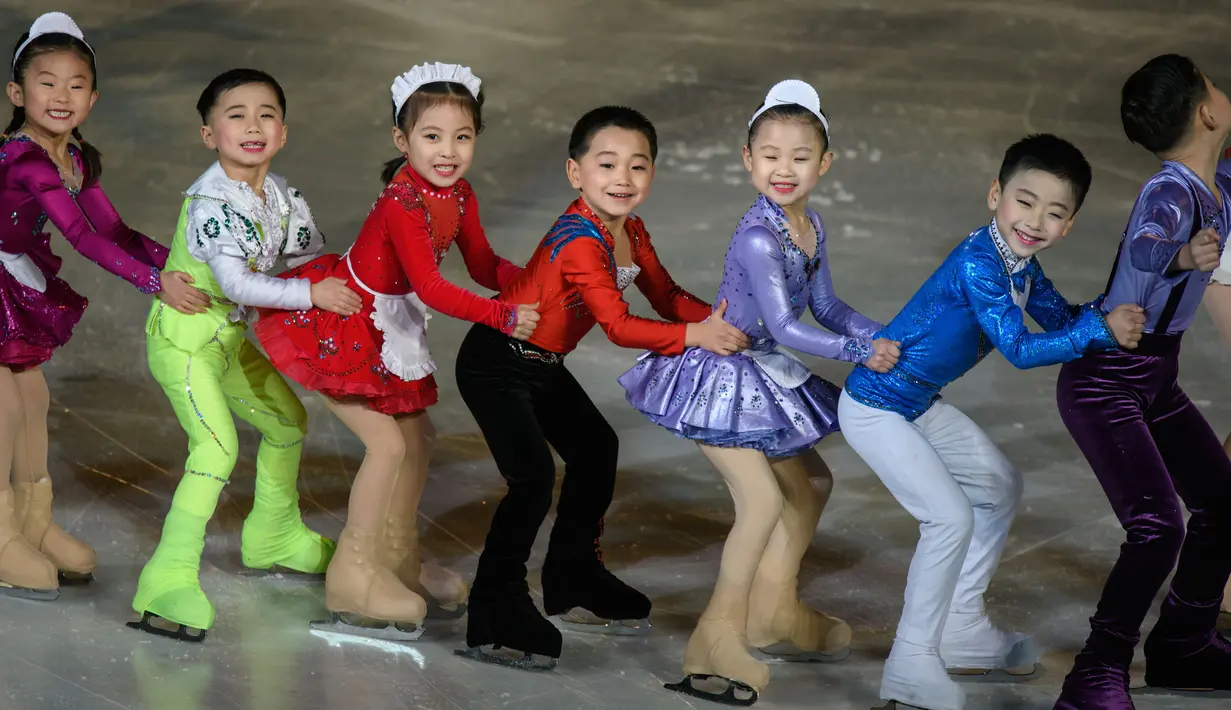 Aksi Anak-anak bermain ice skating selama 'Festival Gambar Skating Hadiah Paektusan ke-26 dalam Perayaan Hari Bintang Cemerlang' sebagai bagian perayaan ulang tahun mendiang pemimpin Korea Utara Kim Jong il di Pyongyang (15/2). (AFP Photo/Ed Jones)