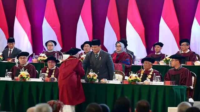 Presiden Prabowo Subianto saat menghadiri Sidang Senat Terbuka Wisuda 521 Sarjana Universitas Kebangsaan Republik Indonesia (UKRI) di Bandung, Jawa Barat, Sabtu (18/10/2025).