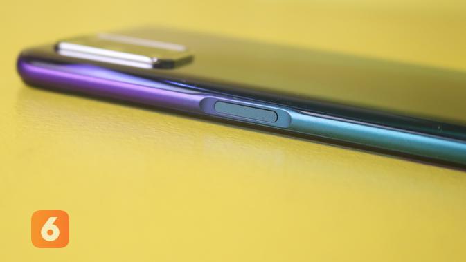 Sisi kanan Oppo A92 terdapat fingerprint scanner (Liputan6.com/ Agustin Setyo W)