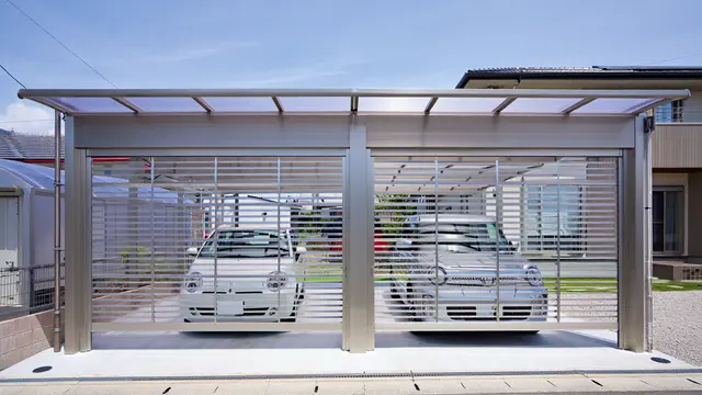 Carport untuk 2 Mobil dengan Pintu Lipat Wide (Foto: Reve Art AI)
