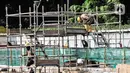 Para pekerja menyelesaikan proyek pembangunan MRT Jakarta Fase 2A di kawasan Monas, Jakarta, Senin (31/5/2021). Saat ini, lubang untuk mesin panel boring masih disiapkan. (merdeka.com/Iqbal S. Nugroho)